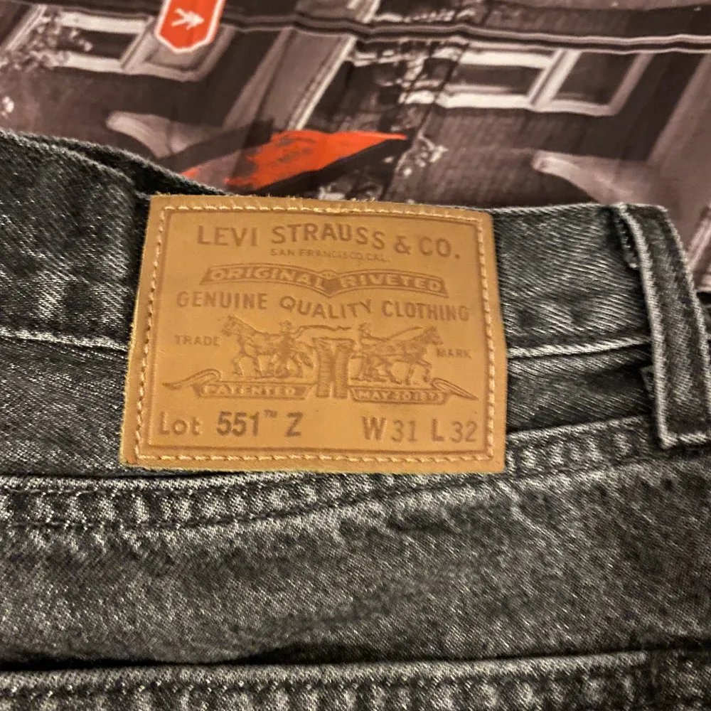 Extremt fina och bra jeans från Levis. Säljer då de inte kommer till användning längre, de är i ett oerhört bra skick och använda fåtal gånger.  Köpta i Liverpool och har därför inget kvitto!  Hör av er vid minsta funderingar!. Jeans & Byxor.