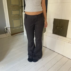 Lågmidjade kostymbyxor  - Jättesnygga Lågmidjade kostymbyxor😍😍Innerben: 72 rakt över midjan: 38