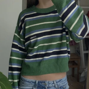 iets frans Tröja - Så snygg tröja från Urban Outfitters som inte kommer till användning längre 💚🖤🤍