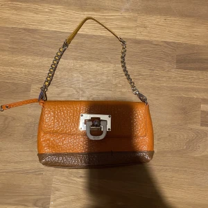 Dkny väska - Vintage väska köpt secondhand, använd ca 2-3 ggr så i bra skick