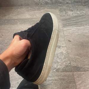 Ett par arigato skor svart 