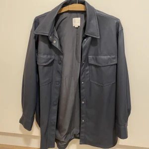 Jacka - En blå jacka från hm i storlek M. Den är i väldigt fint skick då jag bara har använt den ett fåtal gånger. Säljs pga den inte kommer till användning☺️ 100kr+frakt