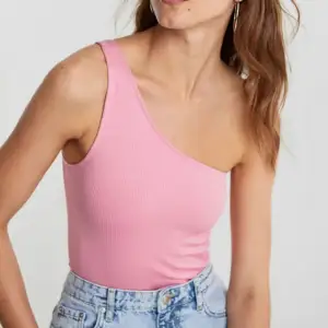 Super gulligt rosa one shoulder linne från Gina tricot, köptes för ungefär ett år sen men aldrig använt💕🙌🏼Hör av dig vid frågor