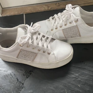 Skor - Fina vita skor❤️❤️ sköna 