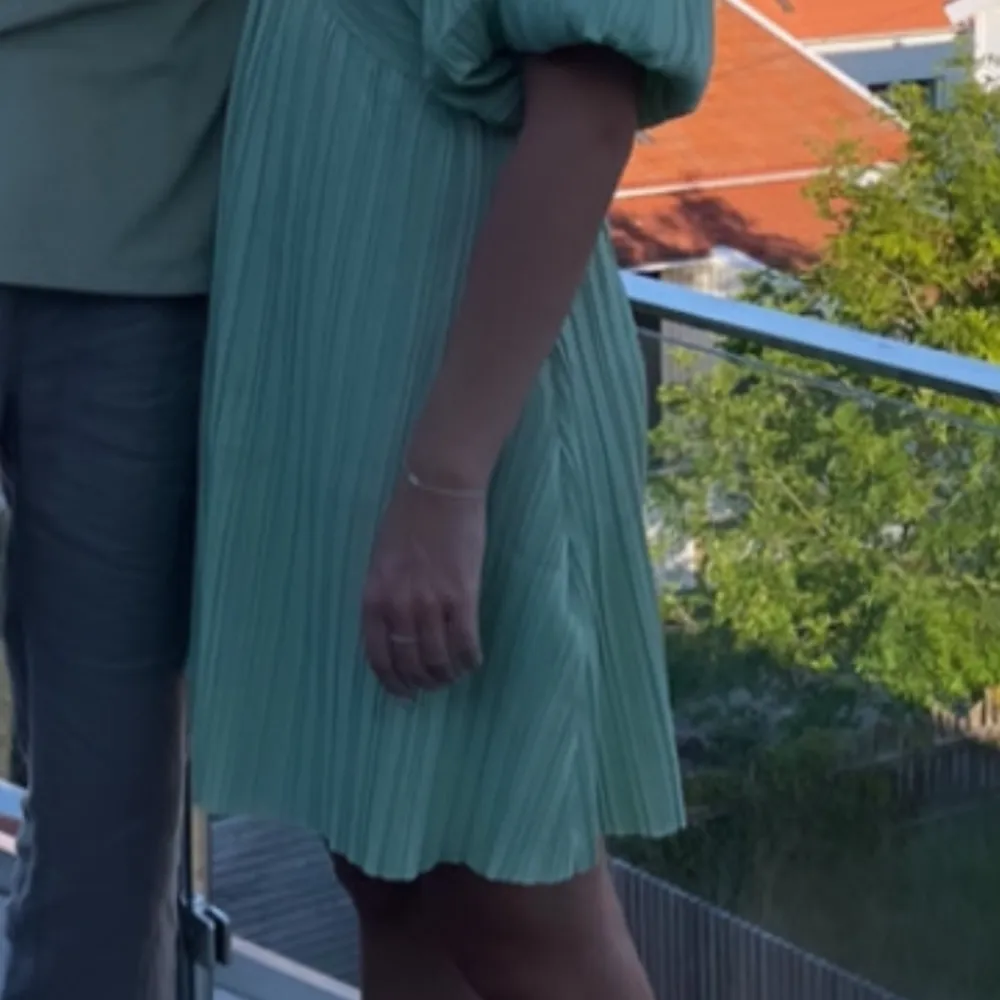 En grön klänning från Gina tricot , använd 1-3 gånger💚 (kommer mer bilder) . Klänningar.