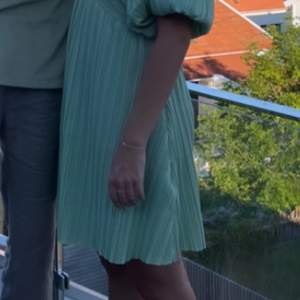 En grön klänning från Gina tricot , använd 1-3 gånger💚 (kommer mer bilder) 