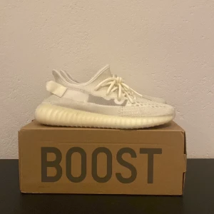 Yeezy boost v2 - Storlek 46 / us11 Skick 9/10 Använda 1 gång inomhus Lite skadad låda  Säljer eftersom de var för små  PRIS KAN DISKUTERAS 😁😁😁