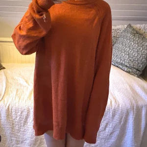 Söt stickad tröja! - Stickad tröja i terrakotta färg! Det är strl 3xl och jag är S som referens, men tycker att vem som kan ha den som en mysigt hösttröja! 🍂🍁💕 Nypris: 500kr. Använd endast ett fåtal gånger, superbra skick