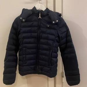 GANT jacka - GANT jacka i färgen marinblå. Super bra skick, inte sönder någonstans. Denna jacka är en super snygg och varm jacka. Pris kan diskuteras.TRYCK PÅ KÖP NU! 
