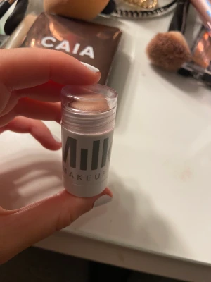Milk highlihgter stick!  - Använd två gånger, applicerat med en borste. Inte dragen mot ansiktet 💕 super snygg på 