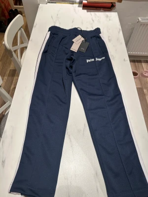 Palm Angels  - Helt nya Palm Angels storlek L. Aldrig använda på grund av köpt fel storlek. Missat returdatum. Köpt till sonen som ej kunde ha dem. 