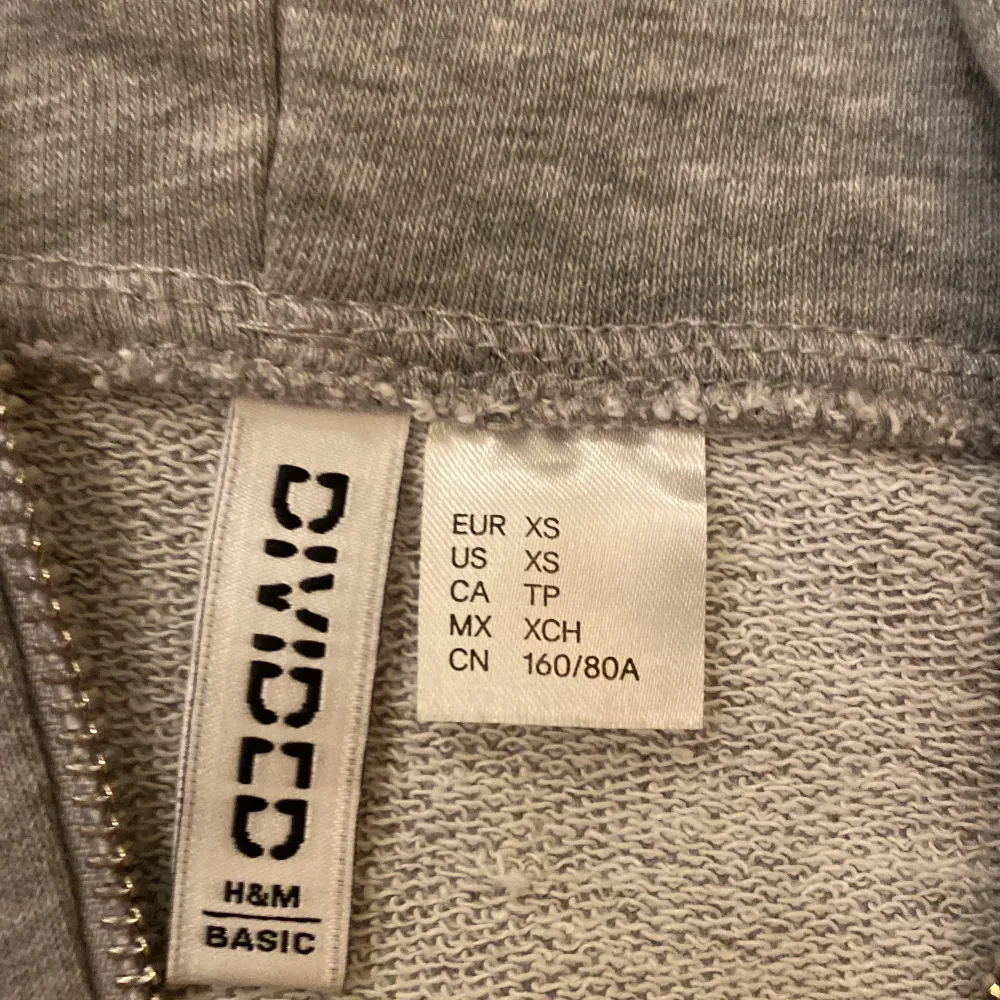 En grå hoddie köpt från h&m för 200kr säljer för 120kr. Storlek Xs, bra material o lite croppt. Aldrig använt.. Hoodies.