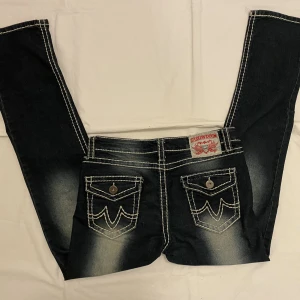 True religion liknande  - true religion liknande jeans. Bra skick. Midja: 38cm x2. Innerbenslängd: 77cm. Benöppning: 19cm. 