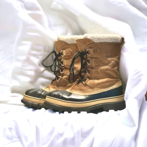 Superfina Sorel M's Caribou WP Buff kängor - EU 43 - Säljer superfina (se bilderna på det jättebraskick) Sorel caribou vinterkängor. Mycket sparsamt använda (se bilden på sulan).   Stl. EU 43 / US 9.5 / UK 8.5.