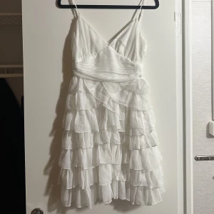 Klänning  - Jättefin, tänkte ha denna på studenten men hittade en annan. Säljer för 150 pluss att köparen står för frakten 💗