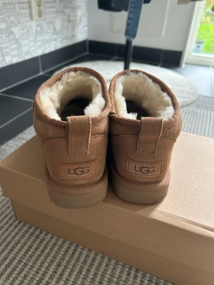 Ugg - Helt nya uggs använda ca 4 gånger. Strl 38 passar en 38,5/39. Kartong å allt finns kvar. 