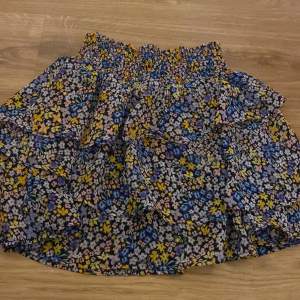 Blommig kjol från h&m, använd några få gånger