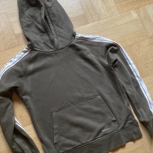 Gant hoodie  - Militärgrön hoddie Gant i stl 146-152 (11-12 år) fint skick förutom vänstra mudden där det är slitet (se bild). Pga slitage är priset nedsatt. 