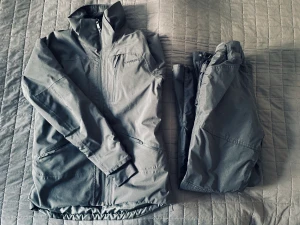 Skidställ svart (barn)  - Svart skidställ bestående av jacka och byxor i toppskick. Använd en vecka. Säljs bara tillsammans 