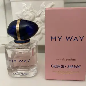Säljer min Armani my way parfym då jag inte använder den längre💘 ungefär 2 tredjedelar kvar💞 nypris ca 630 mitt pris 390💘 hör av er vid frågor 
