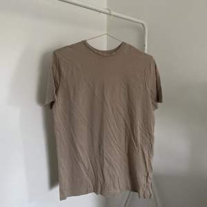 En brun/beige T-shirt från Nelly. Storlek XS. 