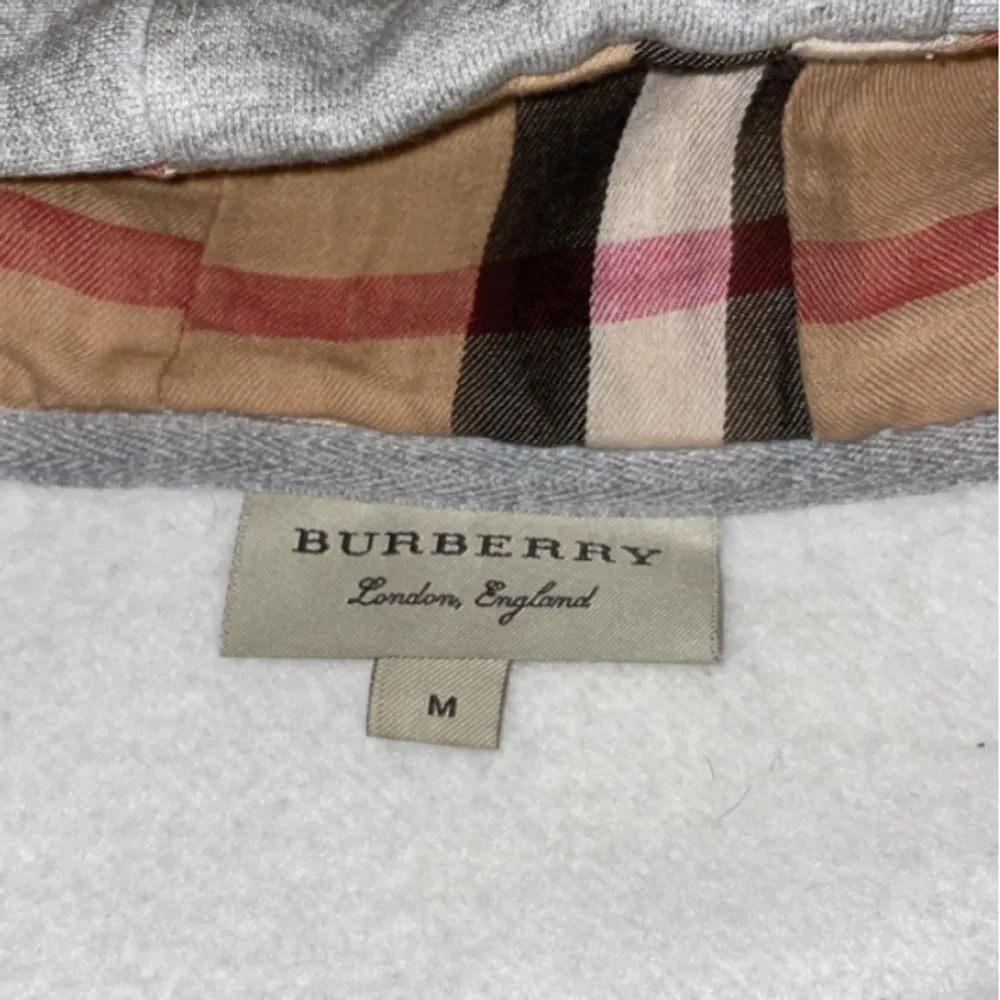 Burberry Zip hoodie använd ett fåtal per gånger säljs fortfarande i bra skick. . Tröjor & Koftor.