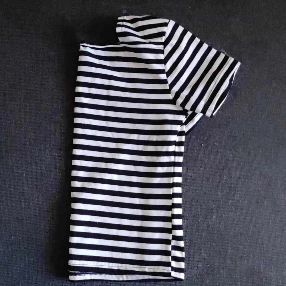 Ny och oanvänd, enkel svart-vitrandig kortärmad T-shirt.🤍🖤. T-shirts.