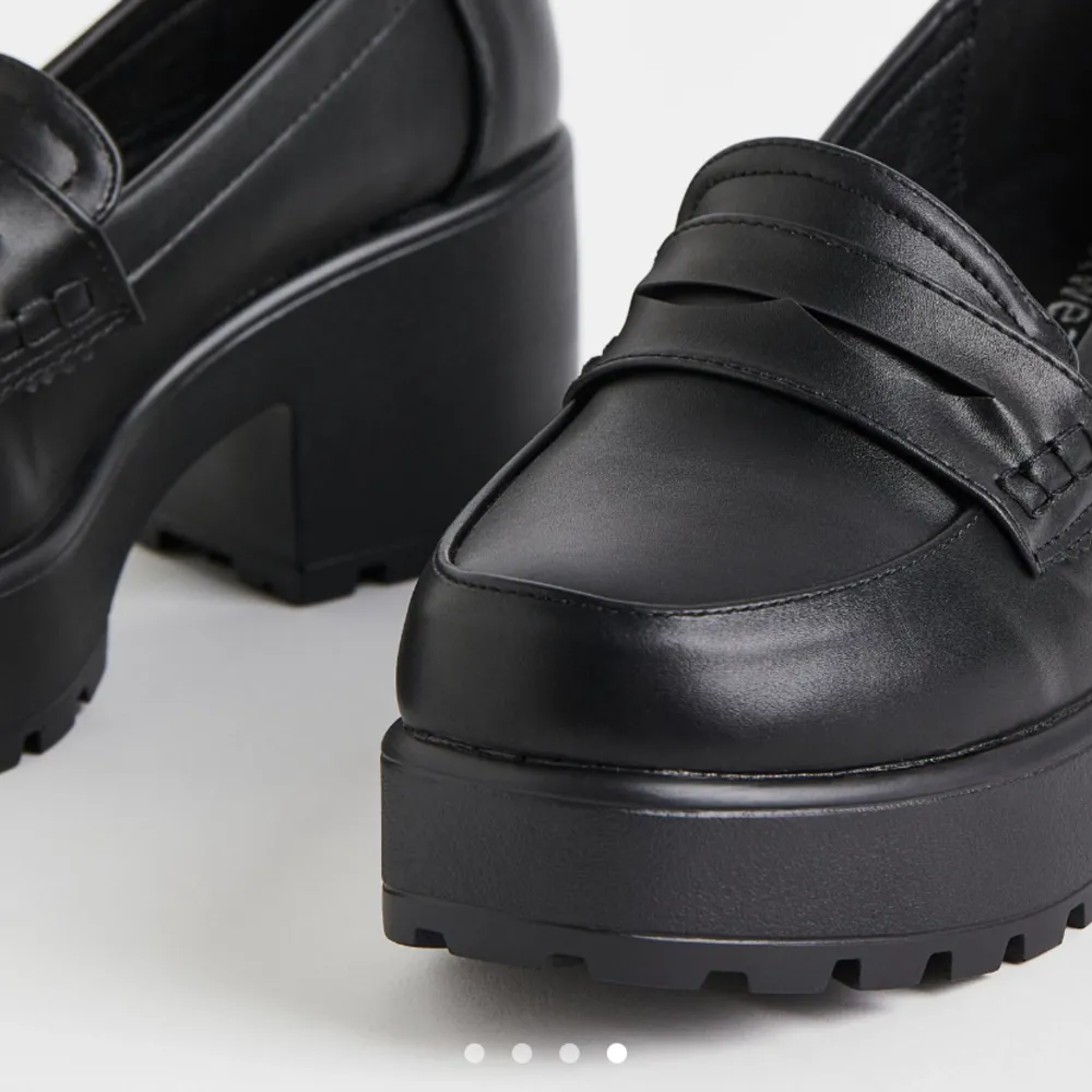Svarta chunky loafers, väldigt snygga och bekväma men tyvärr lite för små och får därför ont i tårna. Burit dem 2x. . Skor.