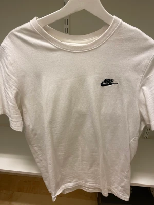 Vit Nike T-shirt  - Alltid bra att ha
