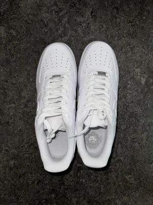 Air forces one - Helt nya fick de i present men de passar inte mig. Lådan och allt är med! Priset kan diskuteras!