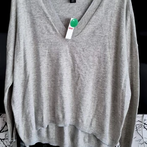 Mjuk och skön tröja Ny med tags Stl XL oversized  - Helt ny med tags  Lindex Stl XL oversized modell ,  glittertråd runt halsen och i nederkant  