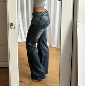 Jättesnygga jeans från Subleuel! - Jättesnygga jeans från Subleuel! Innerbenslängden är 85cm och midjemåttet är 82 💕 De var tyvär för korta på mig ☺️obs! Bilderna är lånade 