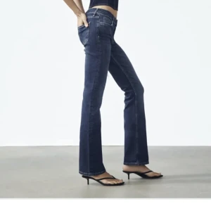 Bootcut jeans - Säljer mina populära och slutsålda low rise bootcut jeans från zara, sparsamt använda i fint skick. Kan skicka fler bilder om det behövs💕