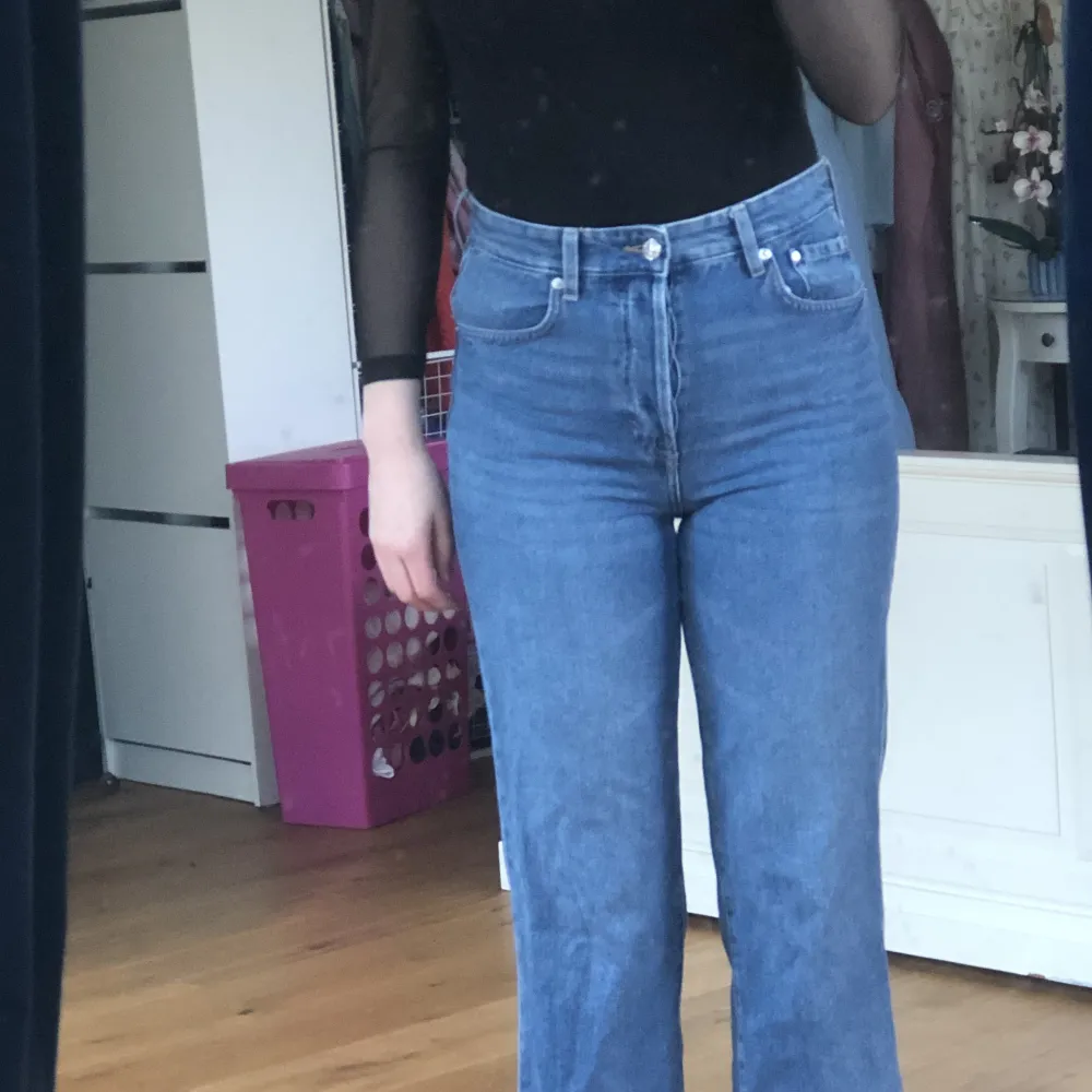 Raka högmidjade jeans, korta i modellen(jag är 167cm som referens). Jeans & Byxor.