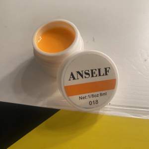 En orange gel polish i nummer 018. Använd några gånger 💗