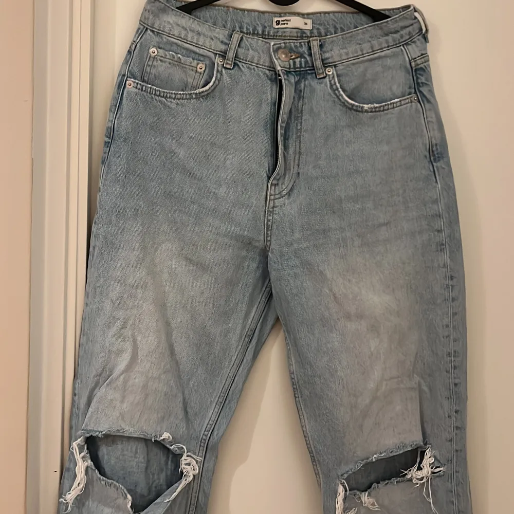 Snygga gina tricot jeans som är använda ett fåtal gånger och i bra skick! Frakt tillkommer med 75kr!!. Jeans & Byxor.
