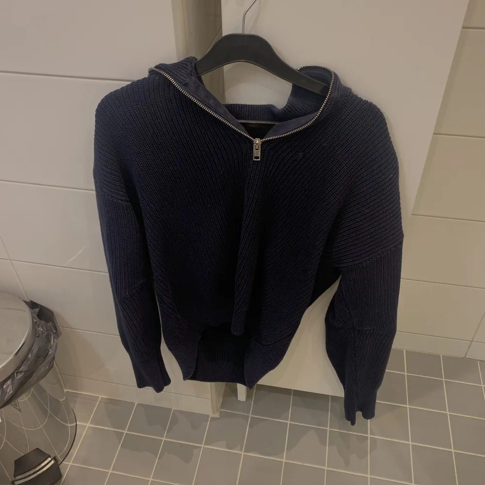 En mörkblå zip tröja i storlek xs/s i nyskick (endast använd ett par gånger) 💞  Skriv via intresse . Tröjor & Koftor.