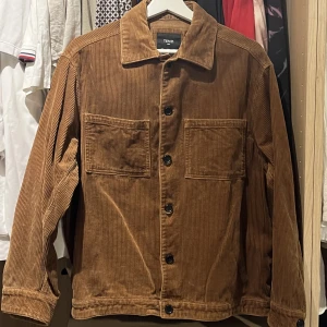 Manchester jacka (xs-s) - Brun Machesterjacka   300kr  Skick (8-10)  Storlek (s) sitter aningen litet 