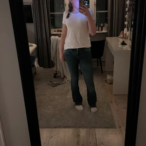Jeans  - säljer mina extremt snygga zara jeans i mörkblå, säljer pga av att de är för stora på mig, väldigt bra skick då det knappt är andvända, köpte för 400kr i somras, det är de populära zw jeans low waist Bootcut jeansen, skriv för intresse😋🤭
