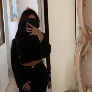 STICKAD TRÖJA - Jätte mysig stickad tröja med krage, perfekt för hösten och passar med allt hör av dig för fler bilder 🌸😋