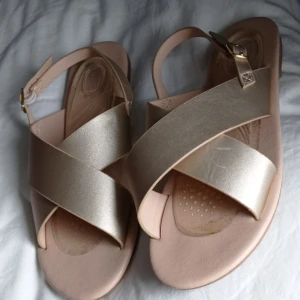 Fina Sandaler  - Jättefina sandaler som jag köpte i Australien. Har bara använts en gång. I väldigt bra skick. De har påklistrade sulor för att stödja foten men de kan man ta bort om man vill. 