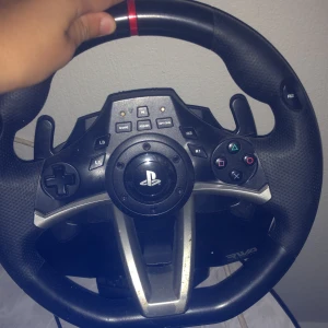 Ps4 ratt och pedal  - Jag vill sälja min ps4 ratt för att jag har köpt en ps5 och it använder den mer, Har använt den bara ett par gånger. Pris kan diskuteras
