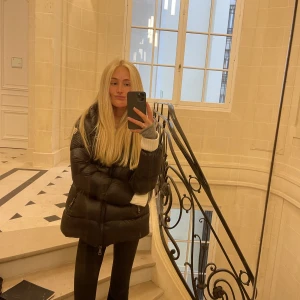 Moncler dunjacka  - Moncler Seritte dunjacka  Storlek 2 ->m men passar till och med xs som jag brukar ha Knappt använd i jättebra skick  Nypris över 12.000  Köpt på moncler i Paris, kvitto osv följer med!