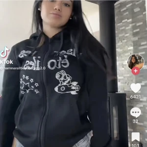 Bling lucid  - Bling lucid zip hoodie i storlek L men passar mer som en s/m skulle jag säga. Fåtal defekter ( bild tre )