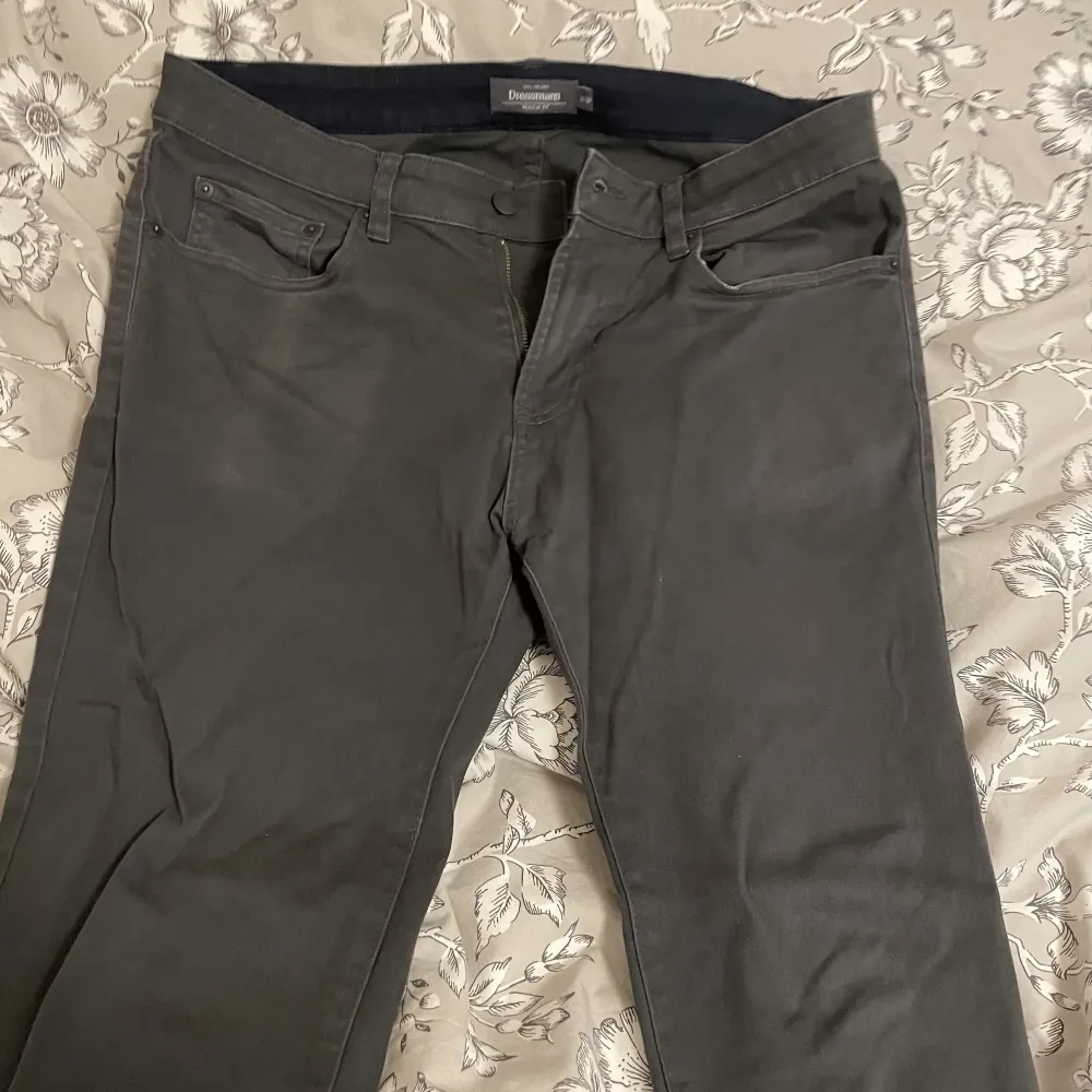 3 olika jeans, andra och tredje bilden är mer åt chinos sidan. Säljer alla för 150kr eller 50kr st. Jeans & Byxor.