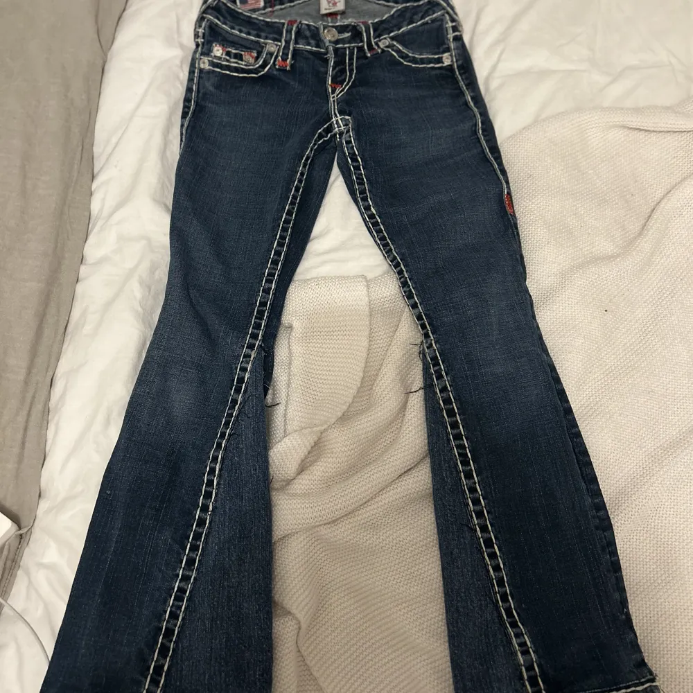 Säljer dom här skit snygga true religion jeans som är omsydda från skinny till bootcut. Dom är tyvär för korta för mig (är 165cm) ❗️kostade 550, men så många va intresserad så testar att höja till 600kr❗️ Skriv om du vill ha mått eller mer bilder💕💕🛍️. Jeans & Byxor.