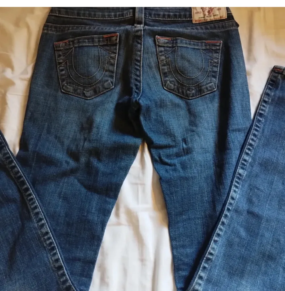 Säljer dessa true religion jeans då dom är för stora. Jag köpte dom på plick och då var dom skinny så skriv om ni vill se bilder då jag har sytt om dom till flare/bootcut. ⛔️inte mina bilder ⛔️pris kan diskuteras, frakt:59. Jeans & Byxor.