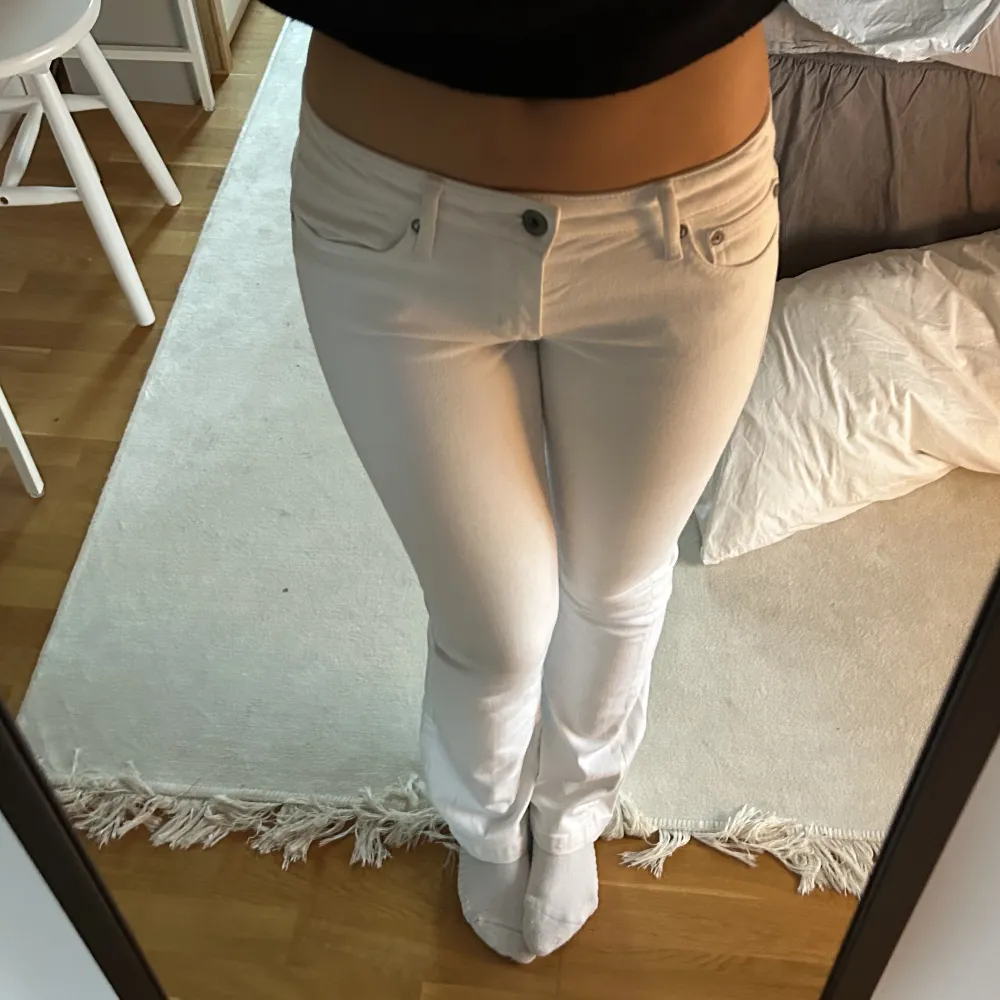 Säljer ett par så snygga crocker jeans! De är verkligen helt perfekta men något små för mig tyvär. Jätte bra skick! Passar någon som är runt 1,60🙏🏼. Jeans & Byxor.