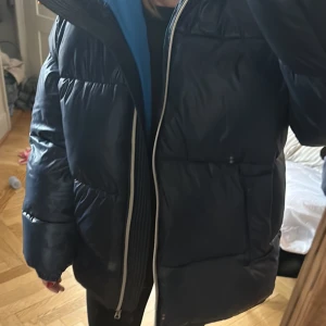 Vinter jacka  - Säljer nu min super fluffiga och varma vinter jacka. Köpt pp H&M i stolek M  Den är enormt vamt och går att dra åt ner till för att ”stänga igen” använder ca 1-2 gånger! Kan diskutera pris vid snabb affär. Skriv för fler bilder 