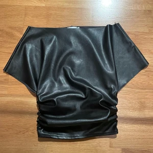 Skinntop - Snygg svart skinntop från Hanna Schnönbergs kollektion med NAKD! stl 36, Nyskick!